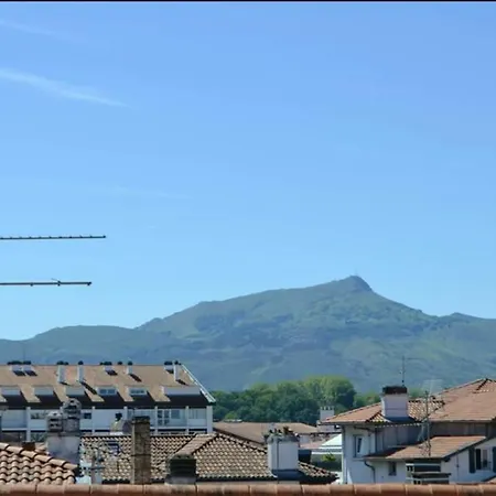 Appartement De 4 Chambres A St Jean De Luz Avec Magnifique Vue Sur La Montagne Balcon Et Wifi A 150 M De La Plage *